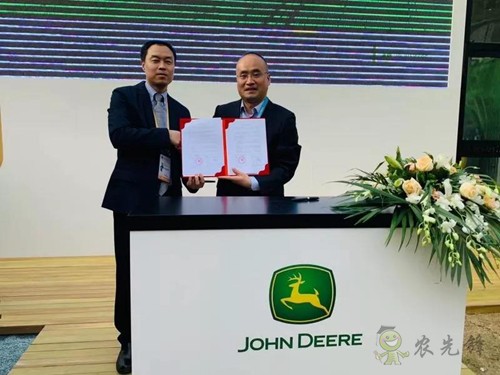 聚焦進(jìn)博會(huì)：約翰迪爾舉辦零件采購(gòu)協(xié)議簽約儀式