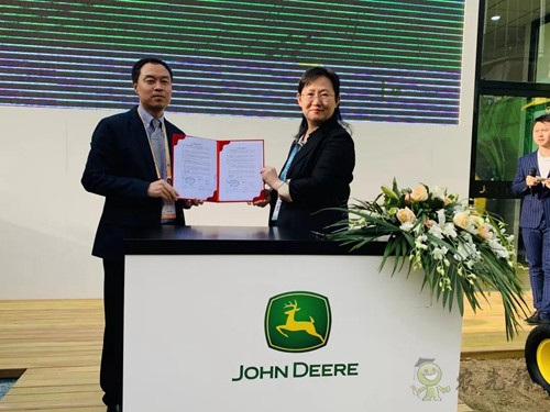 聚焦進(jìn)博會(huì)：約翰迪爾舉辦零件采購(gòu)協(xié)議簽約儀式