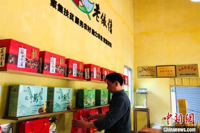 江西上饒農(nóng)民&ldquo;觸網(wǎng)&rdquo;增收 農(nóng)品走出&ldquo;深閨&rdquo;