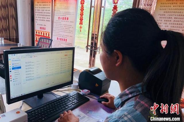 江西上饒農(nóng)民&ldquo;觸網(wǎng)&rdquo;增收 農(nóng)品走出&ldquo;深閨&rdquo;