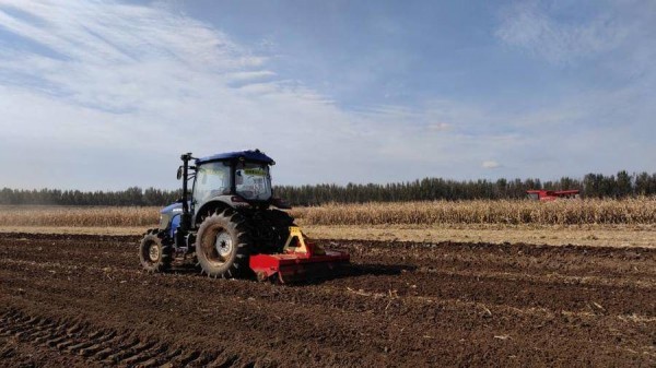 可自動(dòng)收割、耕地、轉(zhuǎn)彎,無(wú)人駕駛農(nóng)機(jī)現(xiàn)身濰坊智慧農(nóng)場(chǎng)