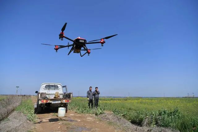 無人旋耕機(jī)讓人大開眼界！5G智慧農(nóng)機(jī)讓春耕大變樣！