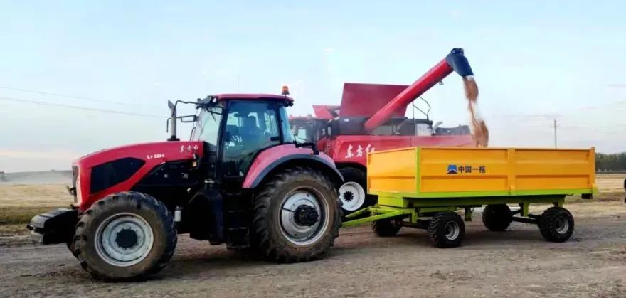 國內首款智能 大型 喂入量15公斤谷物聯(lián)合收割機在中國一拖研制成功