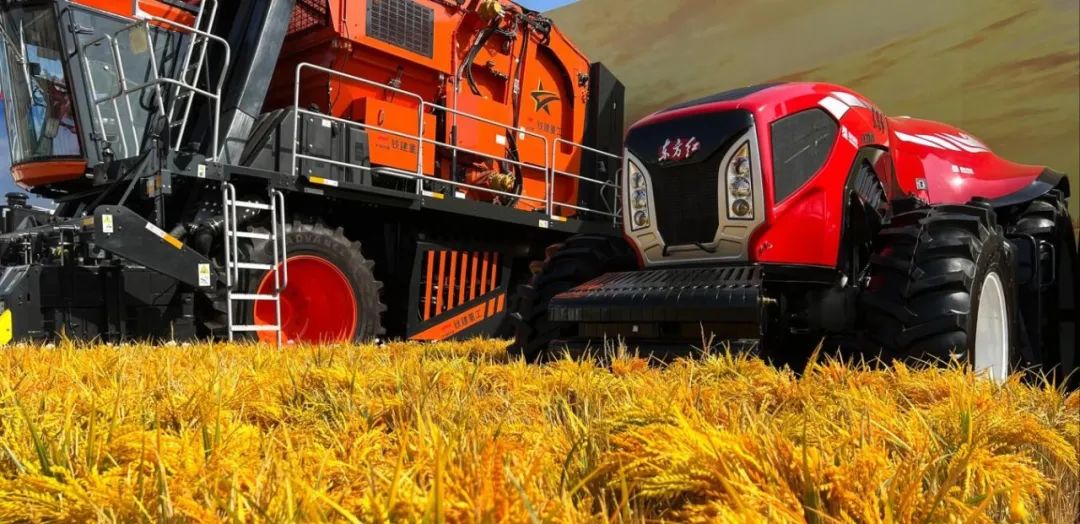 “東方紅”無人駕駛拖拉機(jī)亮相“奮進(jìn)新時(shí)代”主題成就展