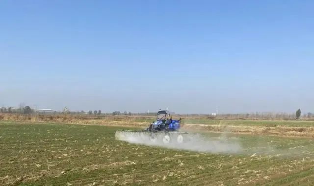 智慧農(nóng)業(yè)助力農(nóng)民豐收 無(wú)人駕駛農(nóng)機(jī)開(kāi)進(jìn)農(nóng)田