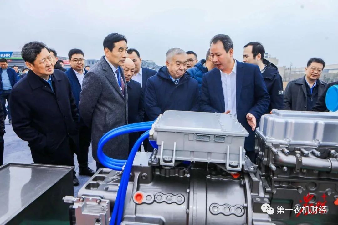 搭載玉柴混合動(dòng)力電驅(qū)無級(jí)變速動(dòng)力總成拖拉機(jī)正式發(fā)布